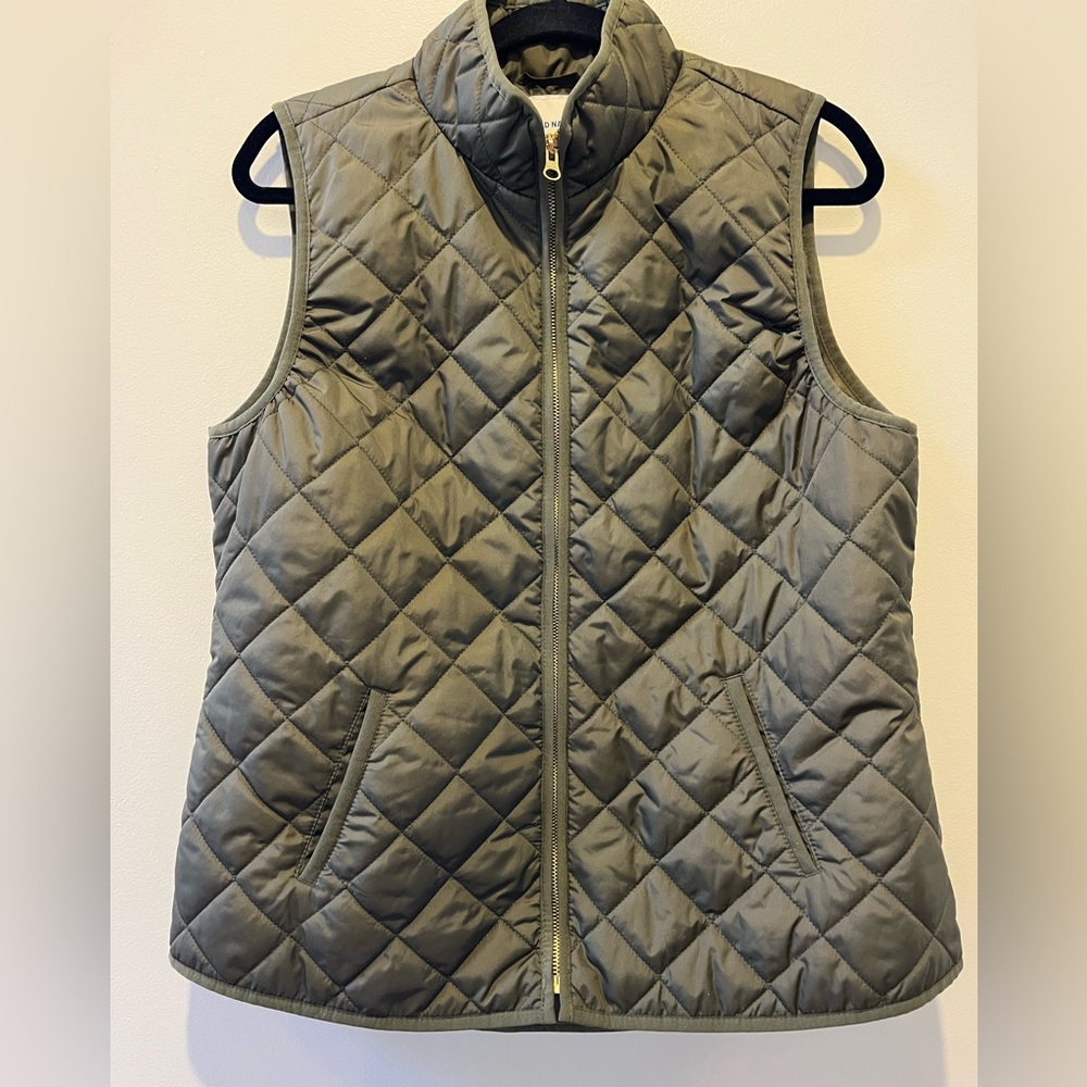 Old Navy olive green quilted vest. Size large
